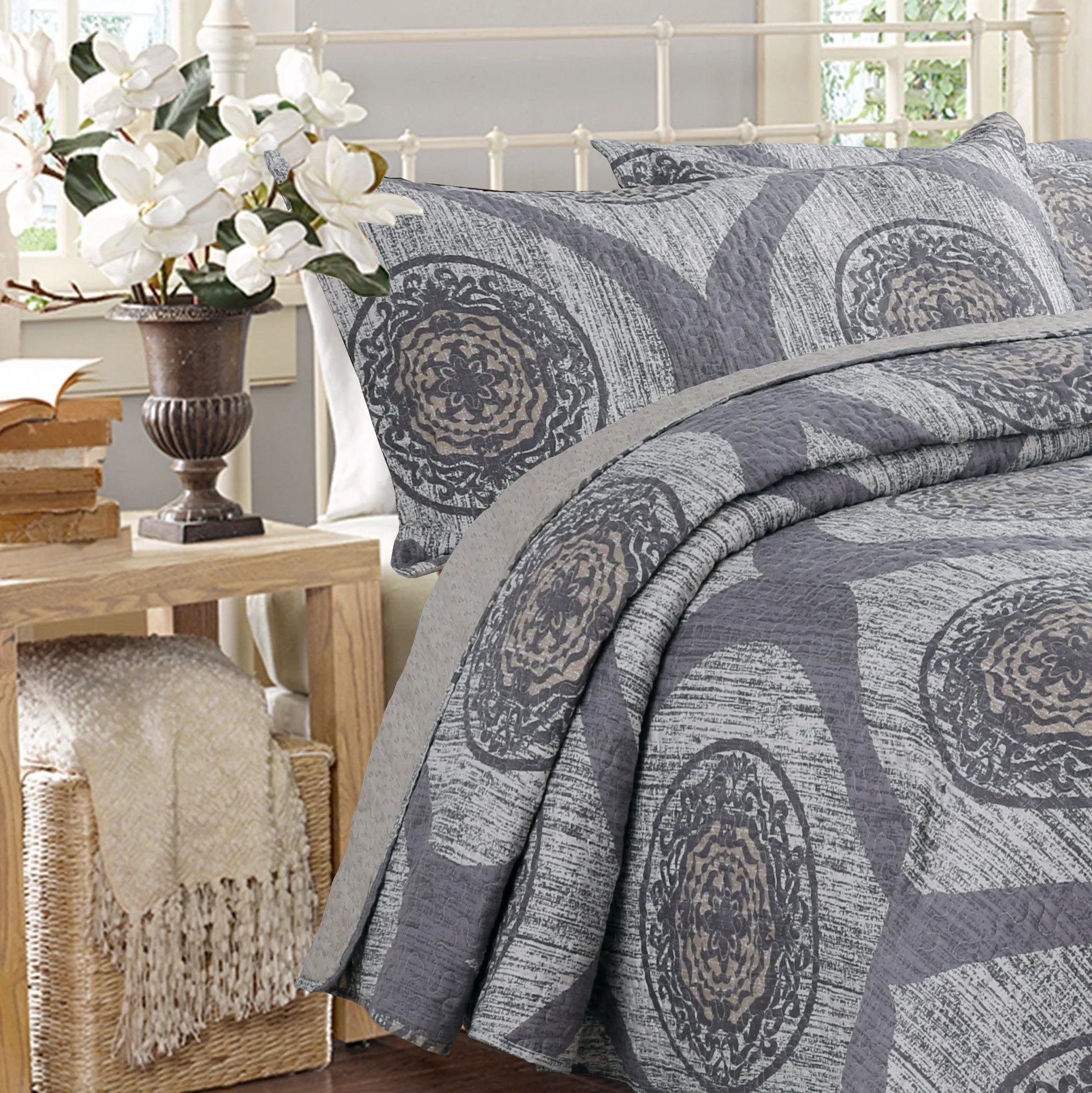 DaDa Bedding Rustic Grey Mosaic Distressed Medallion Reversible Quilted Bedspread Set (SD16299)