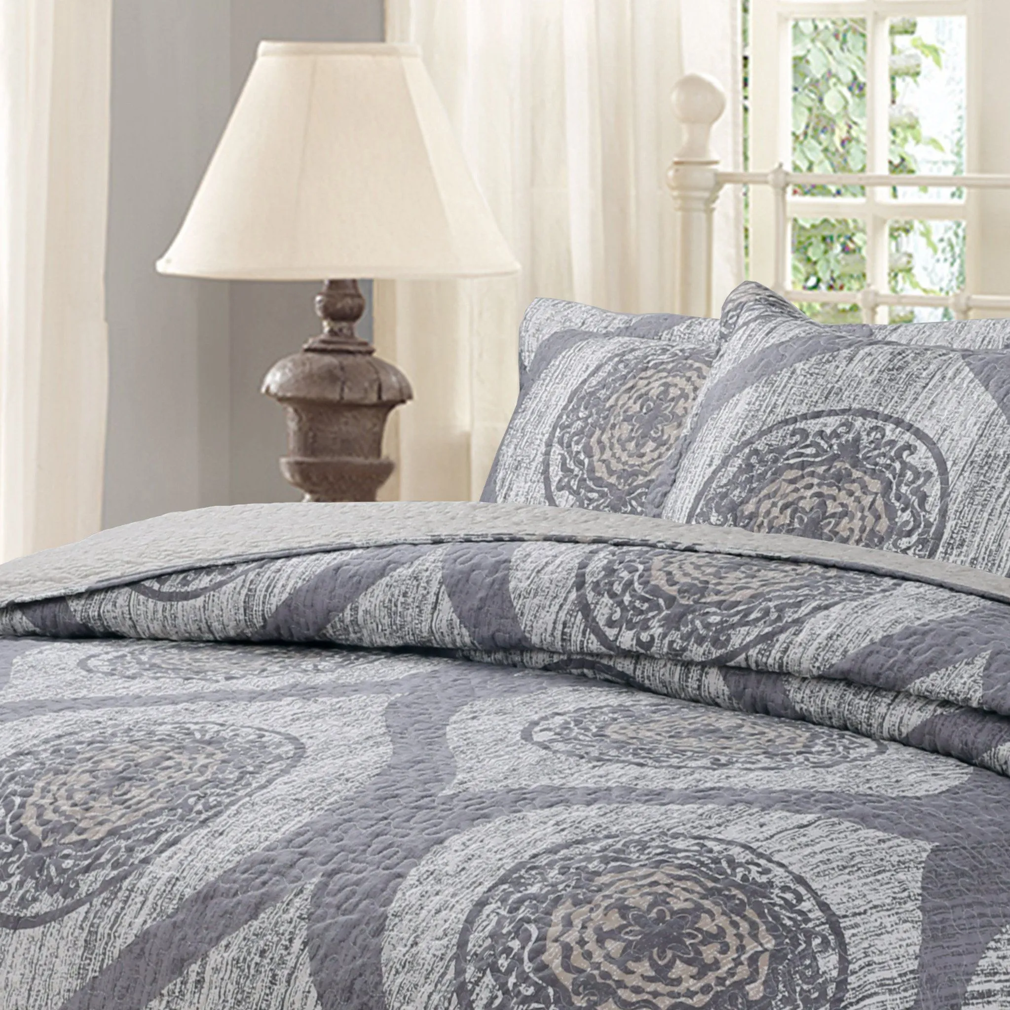 DaDa Bedding Rustic Grey Mosaic Distressed Medallion Reversible Quilted Bedspread Set (SD16299)