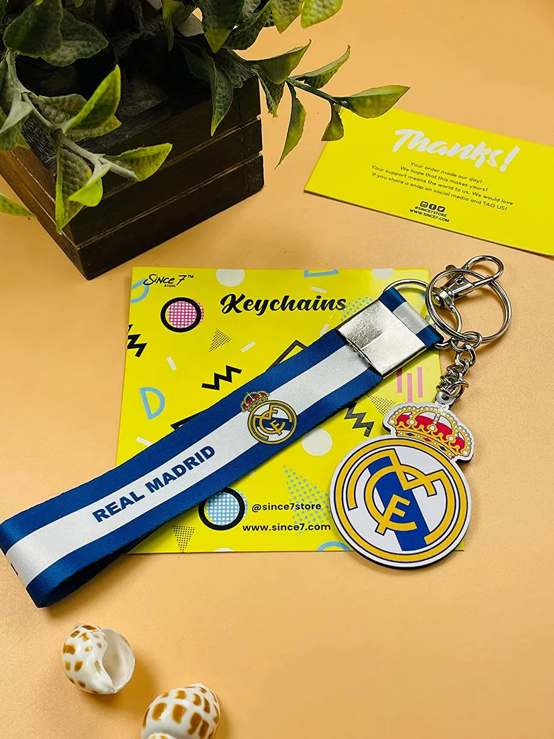 SINCE 7 STORE Real Madrid Giftbox includes: MUG, DOUBLE SIDED KEYCHAIN, KEY-TAG - Gift for Madrid Fans - The Ultimate Fan Collection